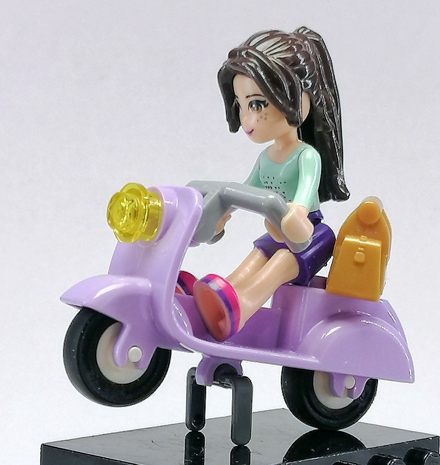 Lego minifiguur Meisje op scooter € 3,50, Kinderen en Baby's, Speelgoed | Duplo en Lego, Lego, Friends, Ophalen of Verzenden, Zo goed als nieuw