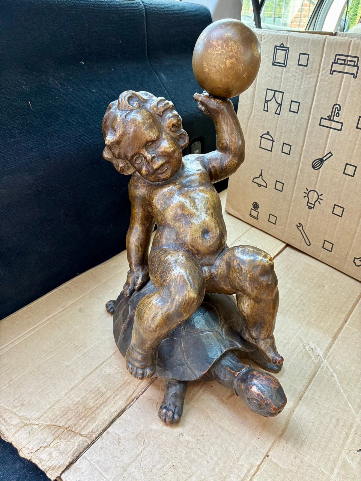 Exclusief, houten sculptuur “Cupido met bal op schildpad”, Ophalen