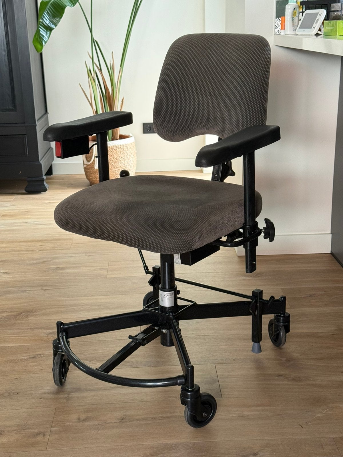 Nette Mercado Medic trippelstoel elek. Hoog/laag van 80+ cm!, Ophalen, Gebruikt