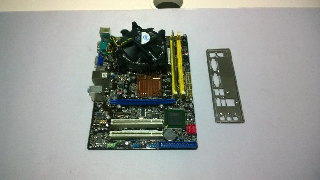 asus p5kpl-am in/gb, LGA775, Quad core Q8300, 1GB DDR, IO sh, Ophalen, Gebruikt, Socket 775, Intel