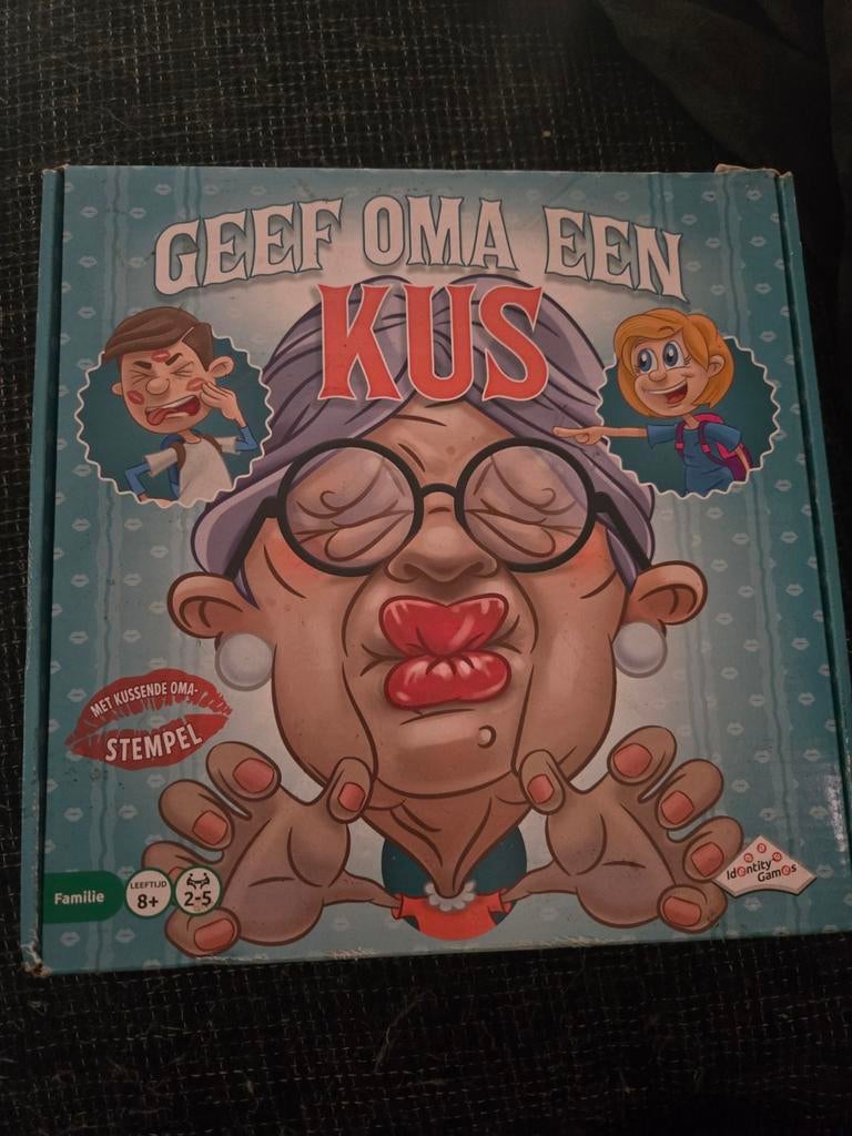 Geef Oma Een Kus - Leuk familiespel, Vijf spelers of meer, Ophalen of Verzenden, Zo goed als nieuw, Identity Games