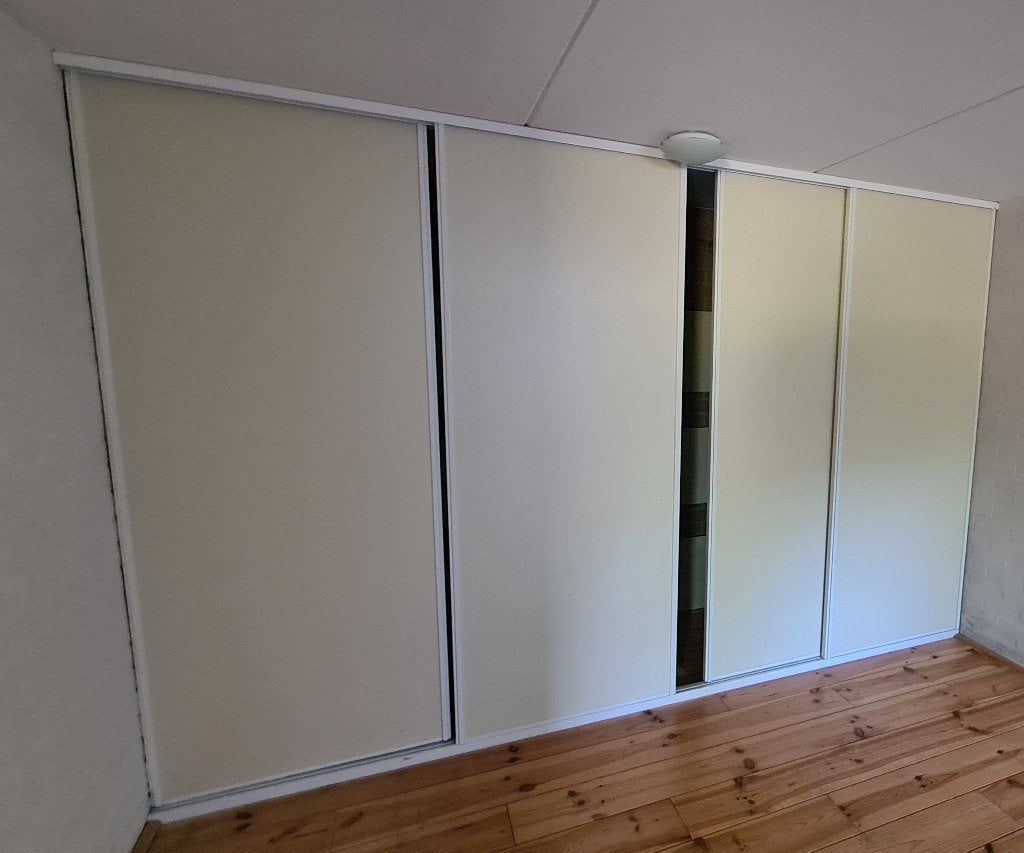 4 schuifdeuren voor kastenwand (3,52m., geleiders en wielen), Ophalen, Gebruikt