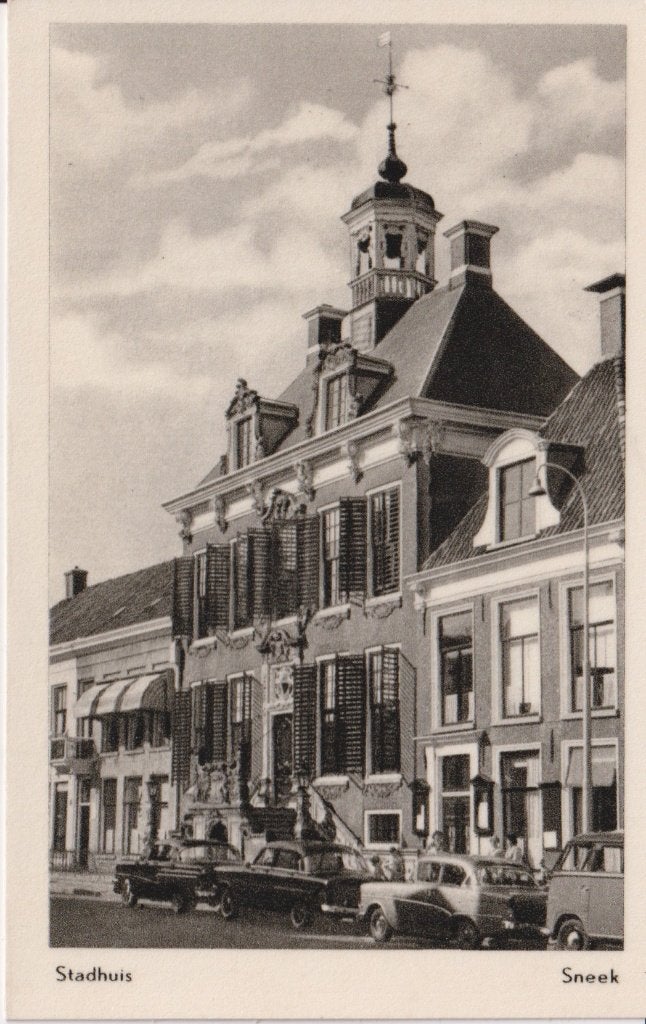 Sneek, Stadhuis met auto's,  Opel Rekord P1, Ophalen of Verzenden, 1940 tot 1960, Ongelopen, Friesland