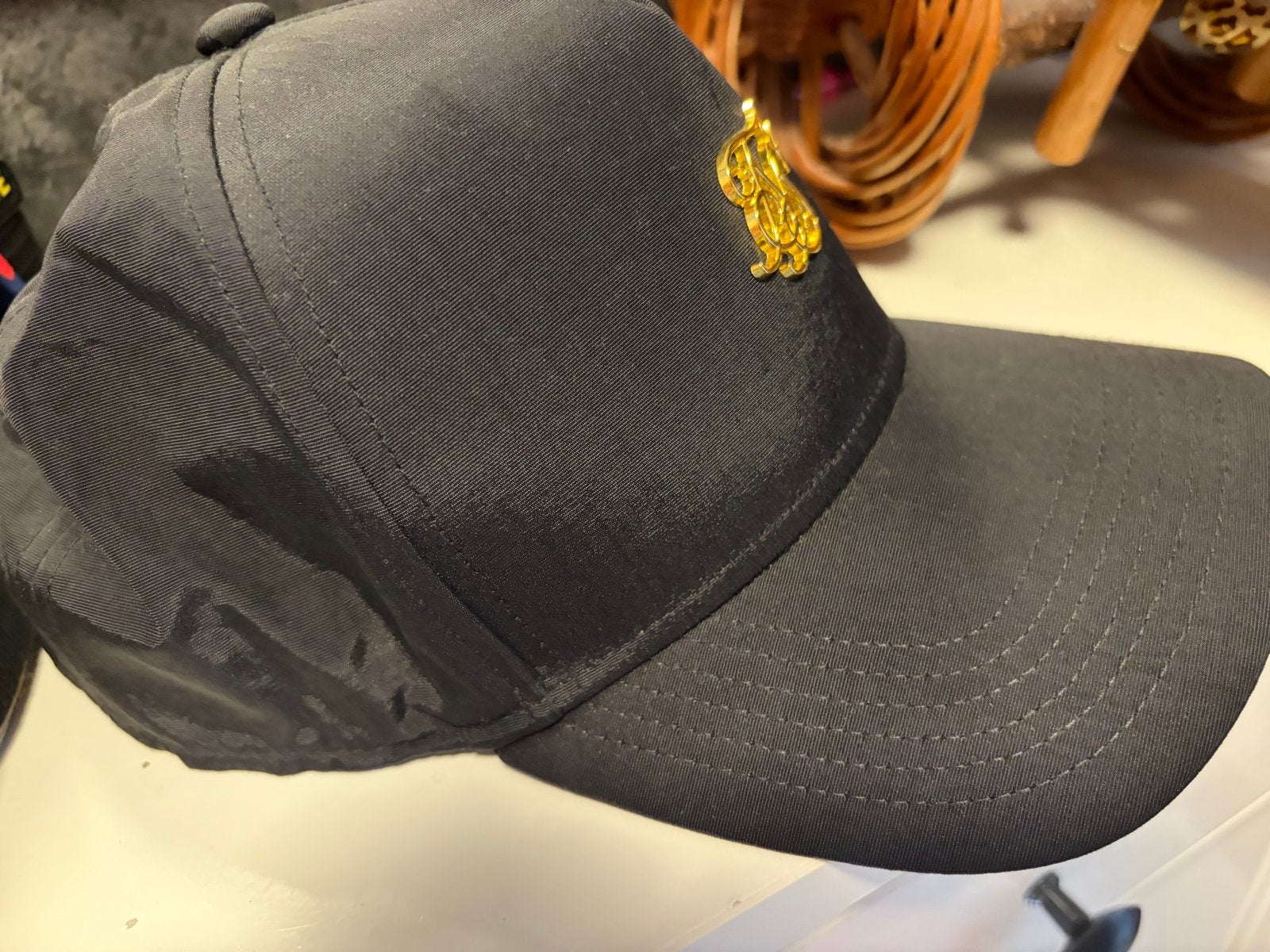 Zwarte SikSilk pet met gouden logo, Ophalen of Verzenden, Zo goed als nieuw, One size fits all, Pet