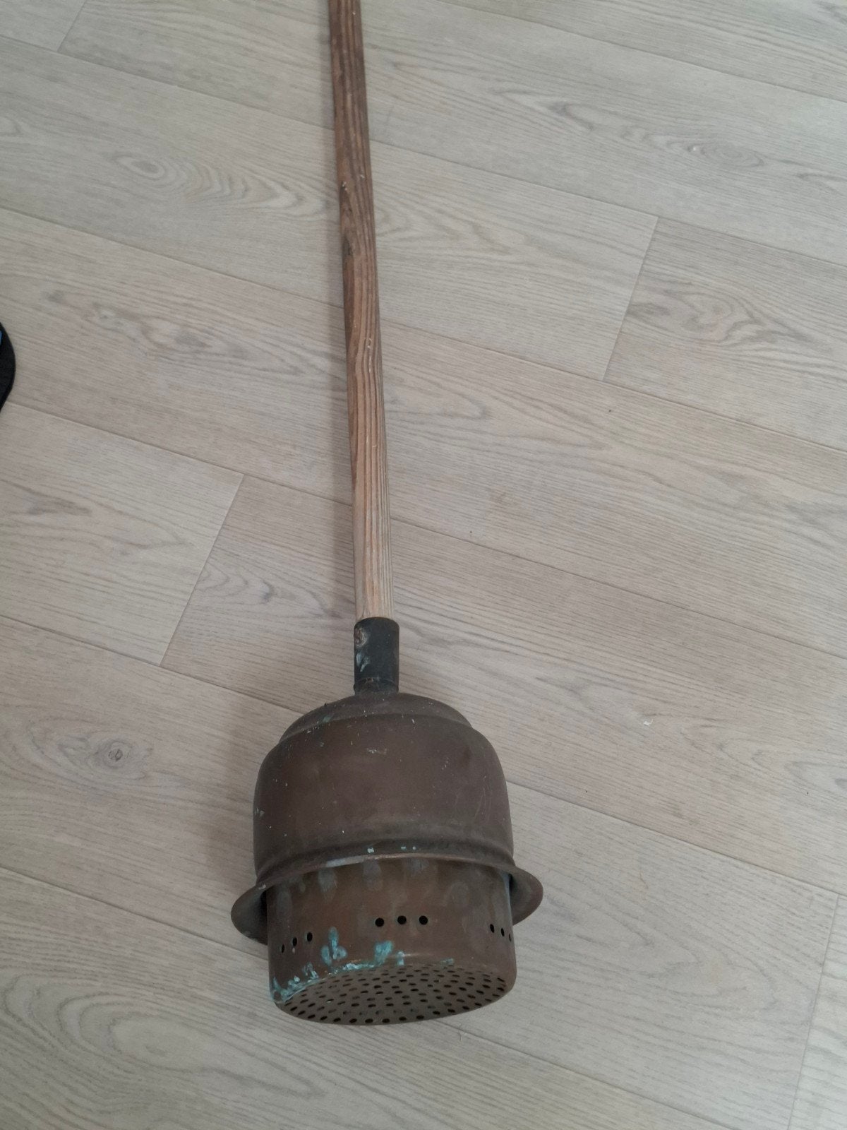 Antieke koperen wasstamper met houten steel, Ophalen