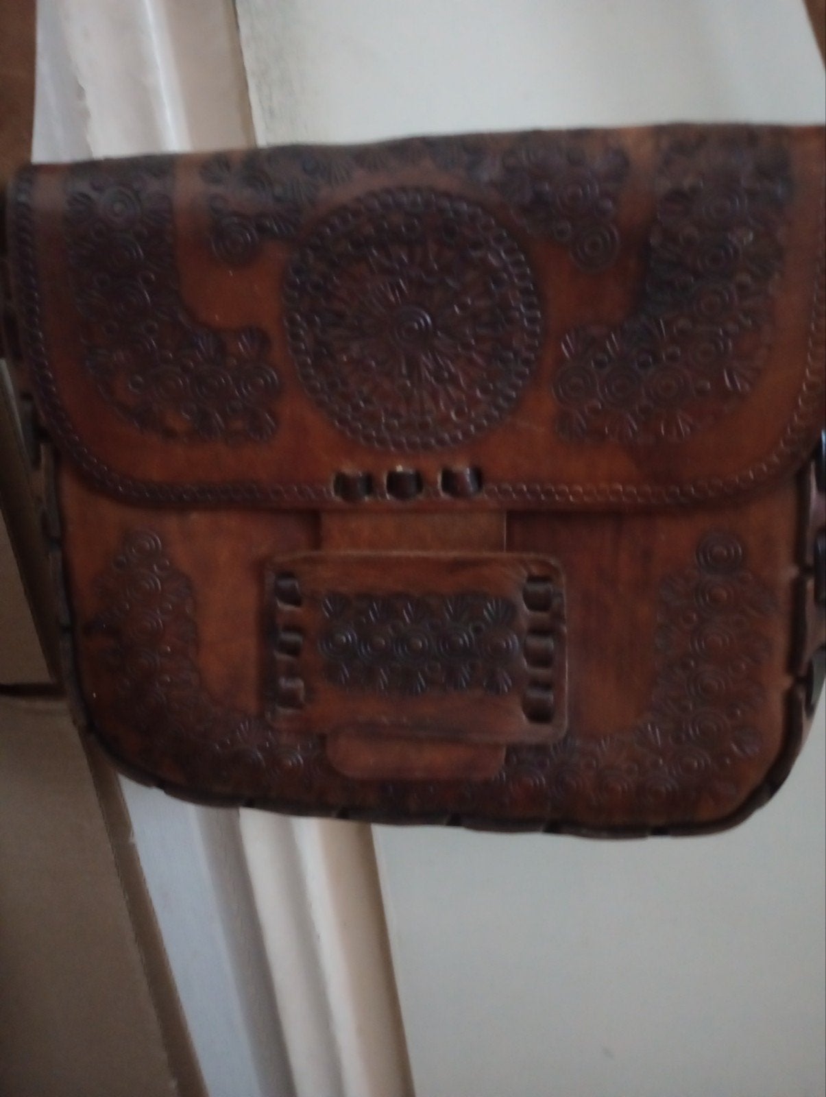 Vintage Leren Schoudertasje met Reliëf, Sieraden, Tassen en Uiterlijk, Tassen | Damestassen, Ophalen of Verzenden, Gebruikt, Bruin