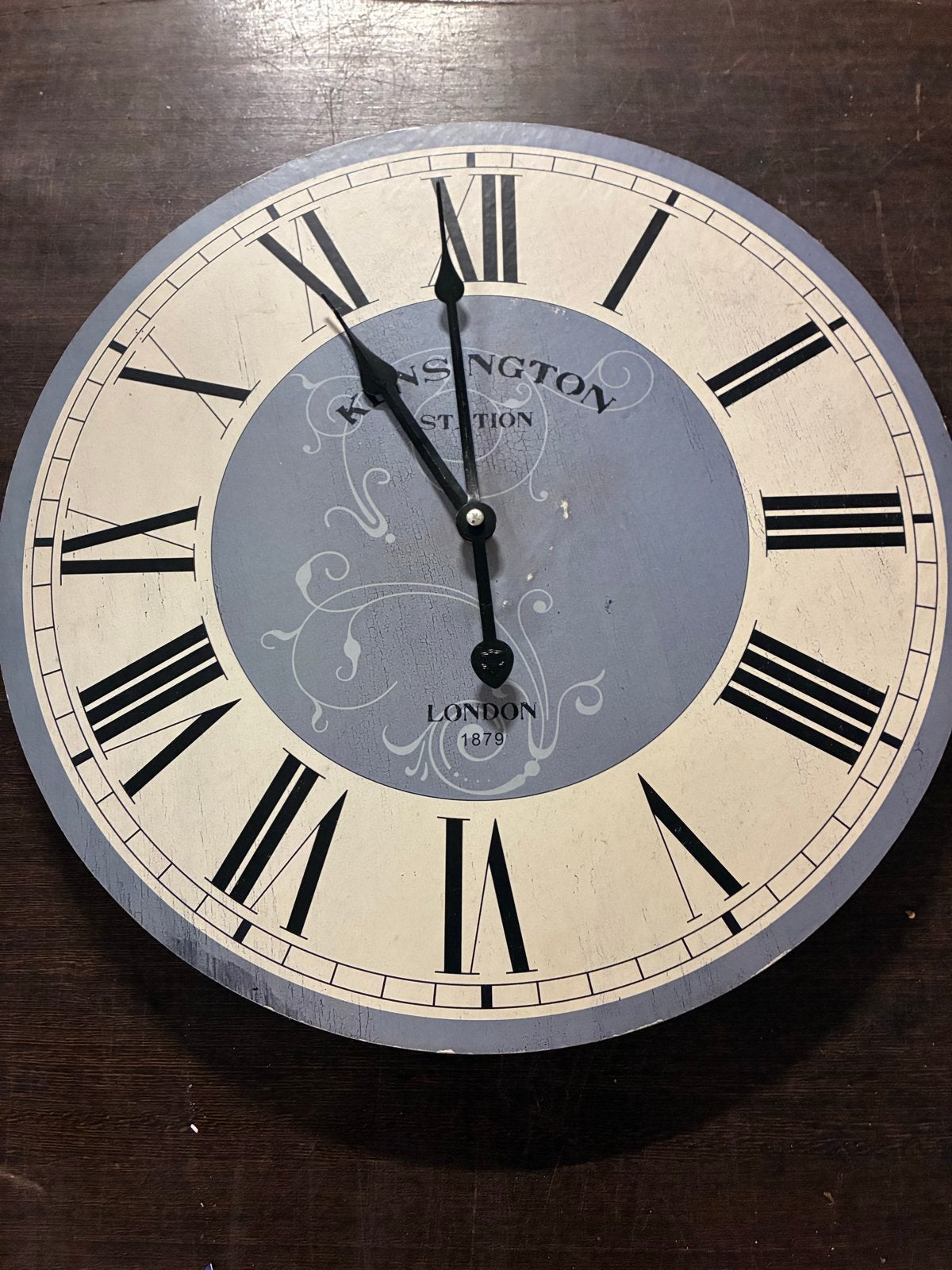 Vintage Wandklok Kensington Station London 1879, Ophalen, Vintage, Analoog, Werkt op batterijen