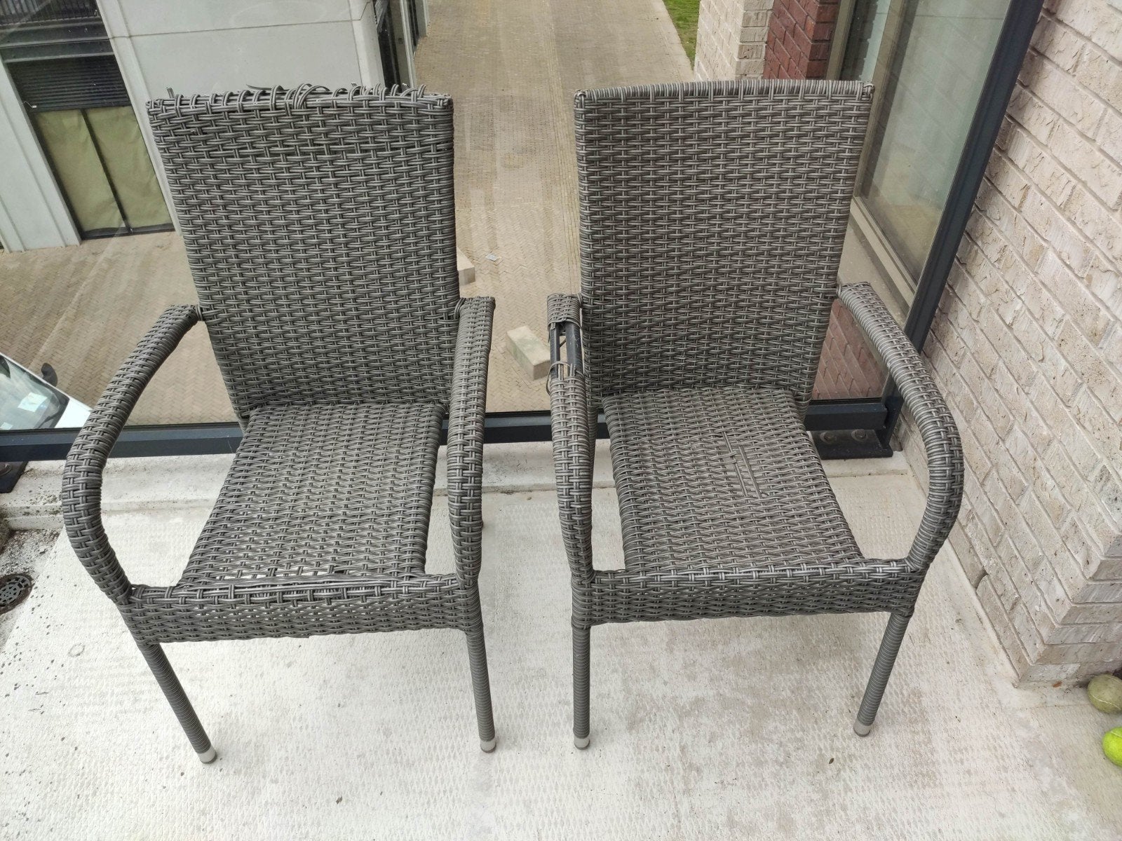 Gratis af te halen: 2 grijze tuinstoelen, Ophalen, Twee, Grijs, Kunststof