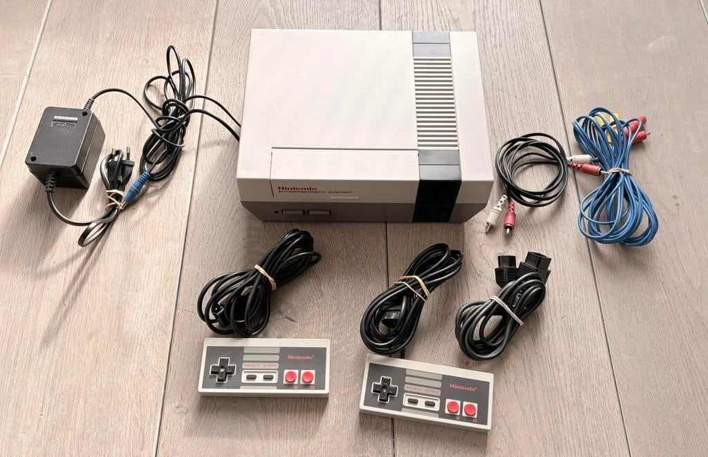Nintendo NES Spelcomputer + Twee Controllers, Spelcomputers en Games, Spelcomputers | Nintendo NES, Ophalen of Verzenden, Gebruikt