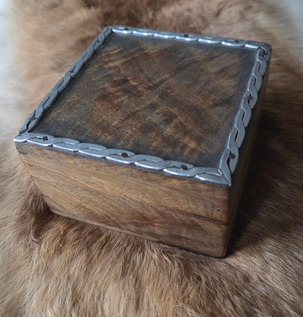 Decoratieve houten doosje met metalen sierrand, Ophalen of Verzenden