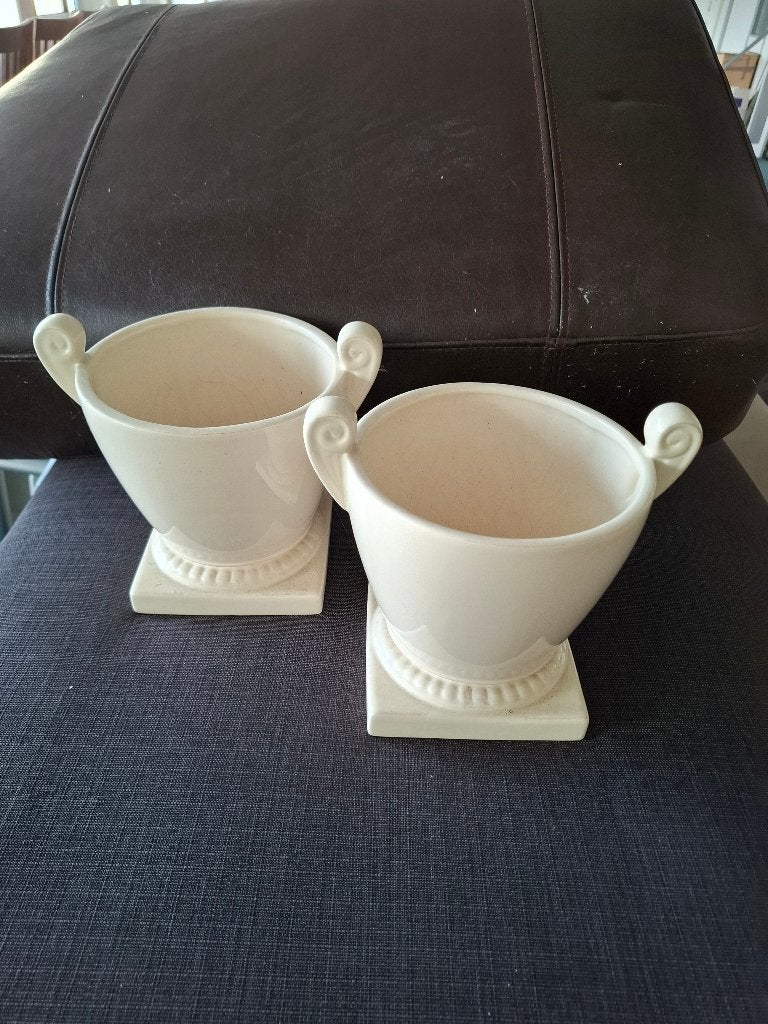 Set van 2 crèmekleurige sierpotten op voet – klassieke stijl, Tuin en Terras, Gebruikt, Rond, Ophalen of Verzenden, Minder dan 40 cm