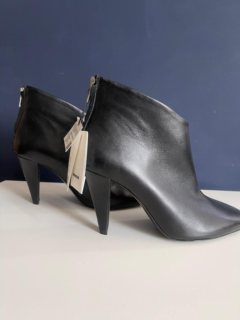 Zara x Narciso Rodriguez Zwarte leren enkellaarsjes met hak, Ophalen of Verzenden, Nieuw, Zwart, Lage of Enkellaarzen