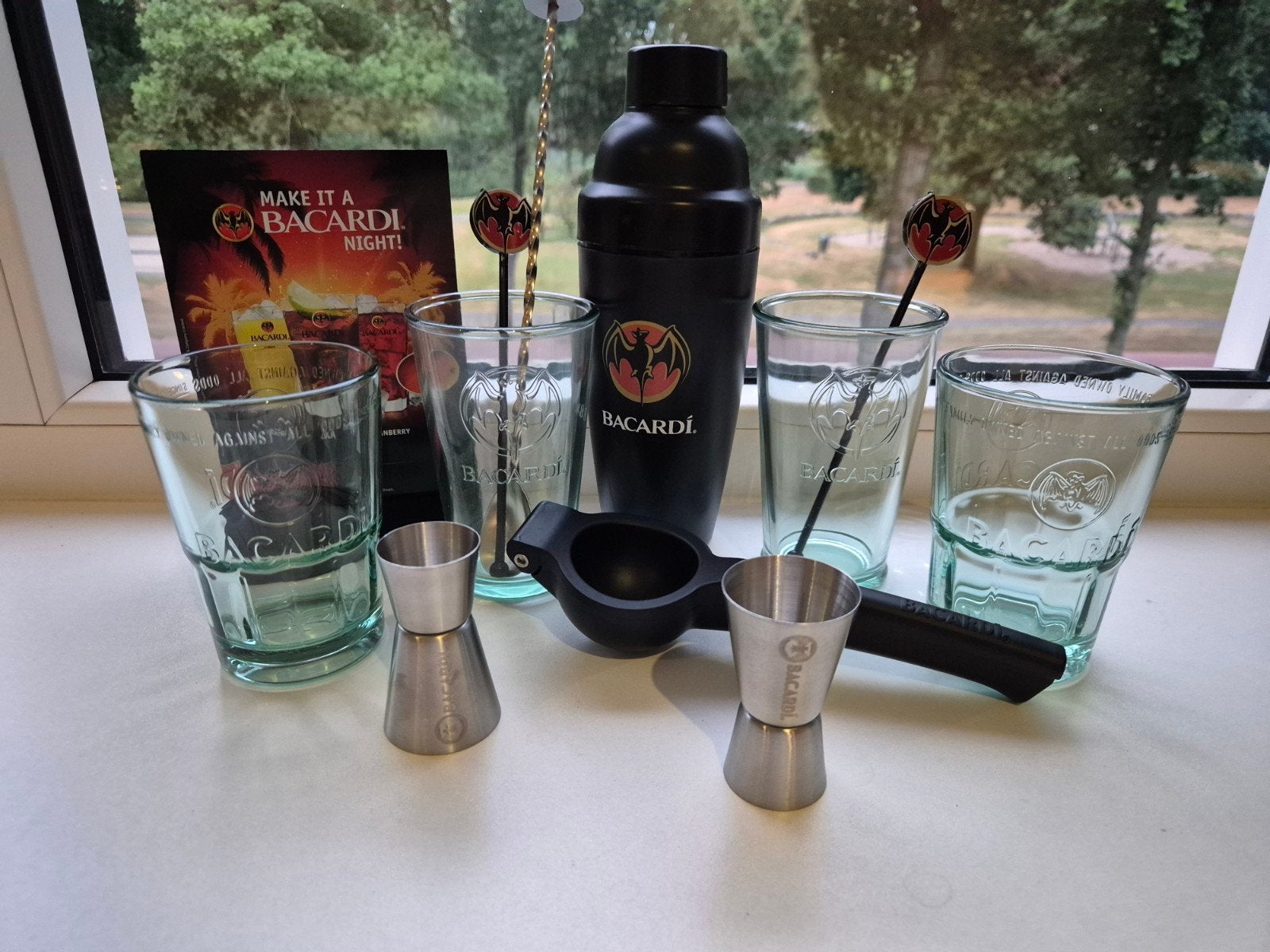 Bacardi Cocktail Set - Shaker, Glazen en Barbenodigdheden, Huis en Inrichting, Keuken | Keukenbenodigdheden, Zo goed als nieuw