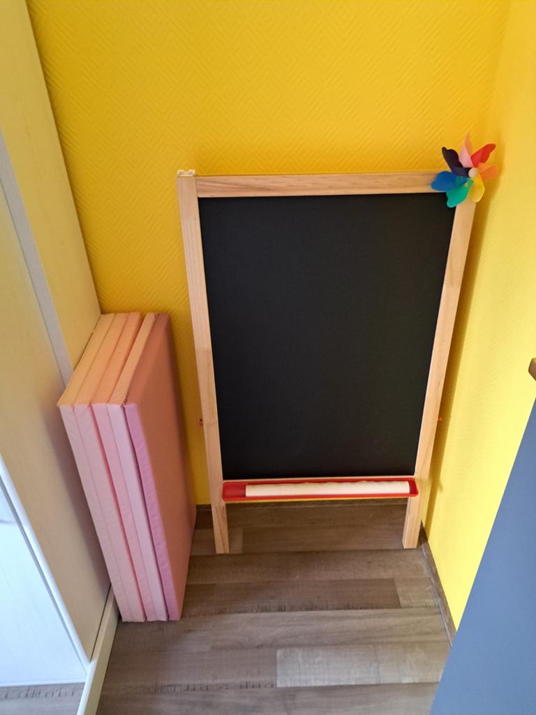 IKEA MÅLA Tekenbord/Schoolbord met papierrol + roze mat, Ophalen, Zo goed als nieuw, Jongen of Meisje