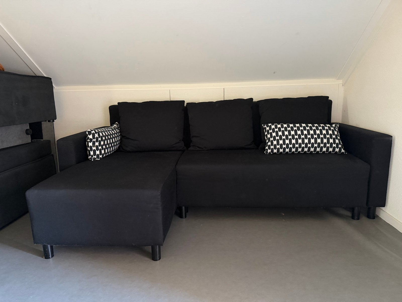 Zwarte hoekbank IKEA met opbergruimte en slaapfunctie, Huis en Inrichting, 125 tot 150 cm, Hoekbank, Driepersoons, Ophalen of Verzenden