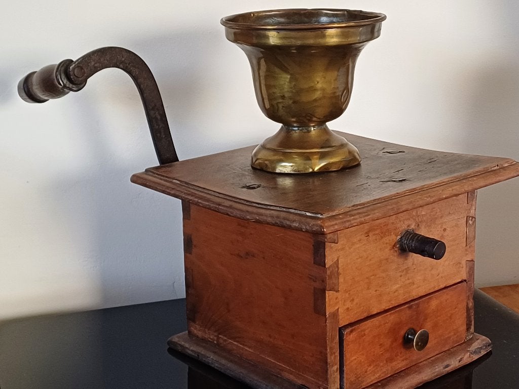 Grote antieke koffiemolen, winkelmodel, Ophalen