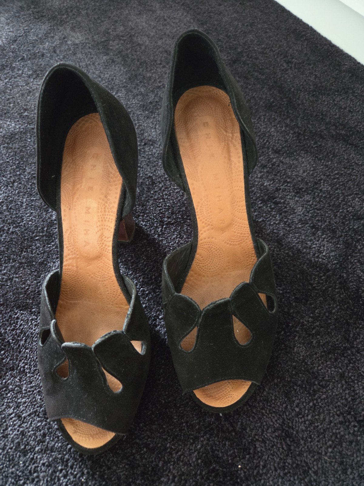 Chie Mihara zwarte suède peep-toe hakken maat 38, Kleding | Dames, Pumps, Zwart, Ophalen of Verzenden, Gedragen