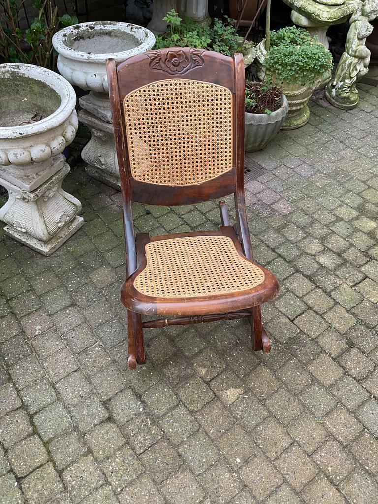 Antieke houten schommelstoel met rieten zitting, Antiek en Kunst, Antiek | Meubels | Stoelen en Banken, Ophalen