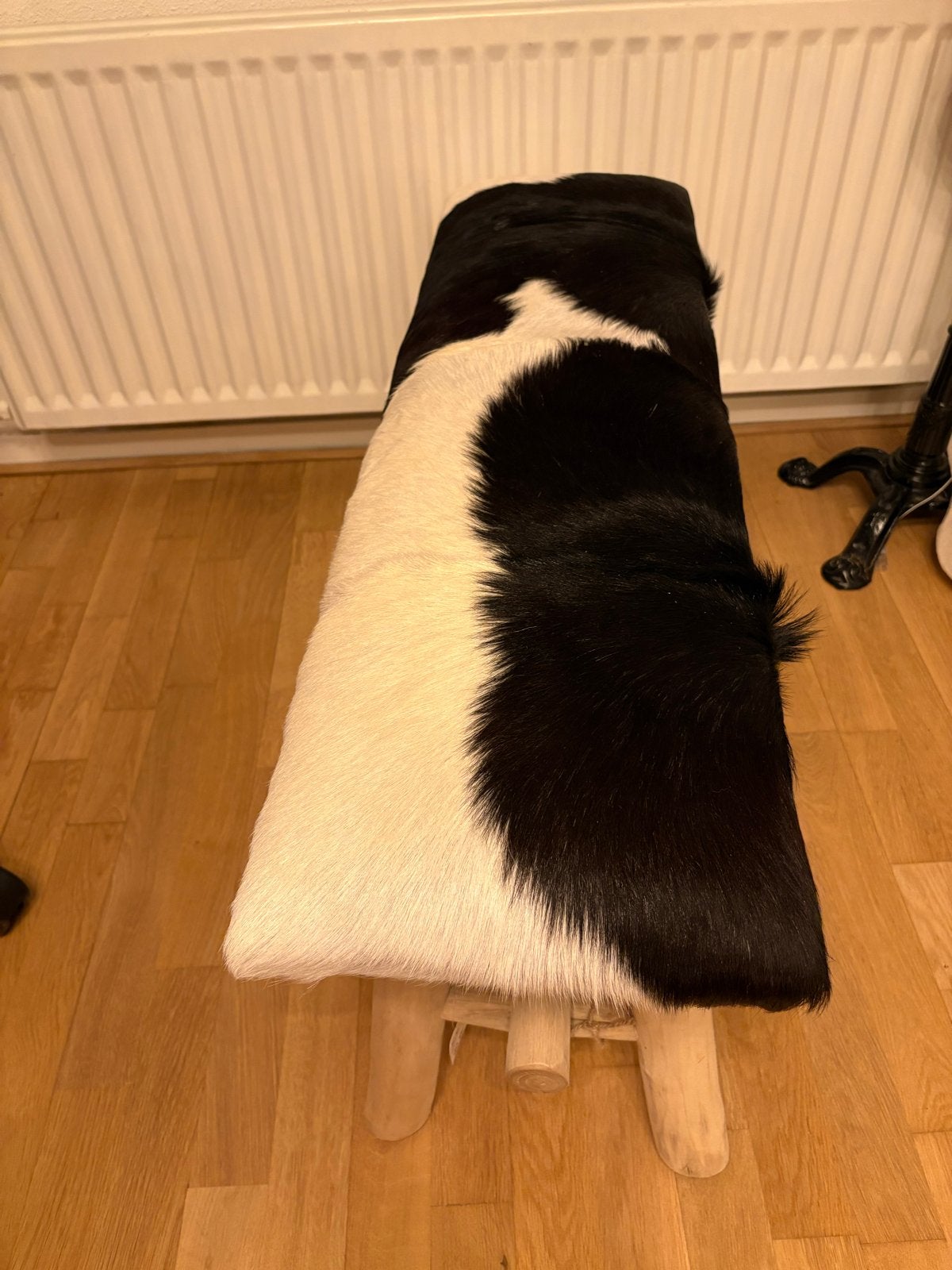 Zwart-witte bank met koeienhuid bekleding, Huis en Inrichting, Stoelen, Ophalen, Zwart, Nieuw, Eén
