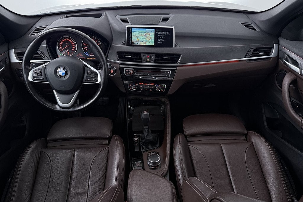BMW X1 SDrive20i Corporate Lease High Executive (PANORAMADAK, 1998 cc, Euro 6, Wit, Automatische klimaatregeling