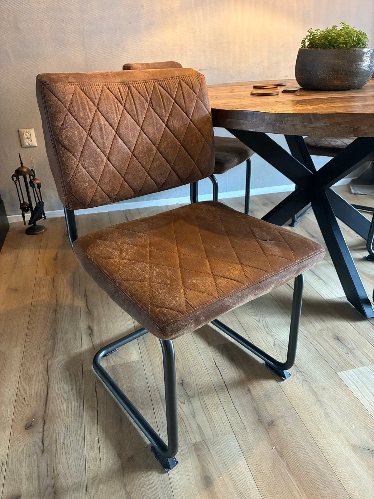 Set van 4 cognac eetkamerstoelen met metalen onderstel, Huis en Inrichting, Ophalen, Gebruikt, Bruin, Vier