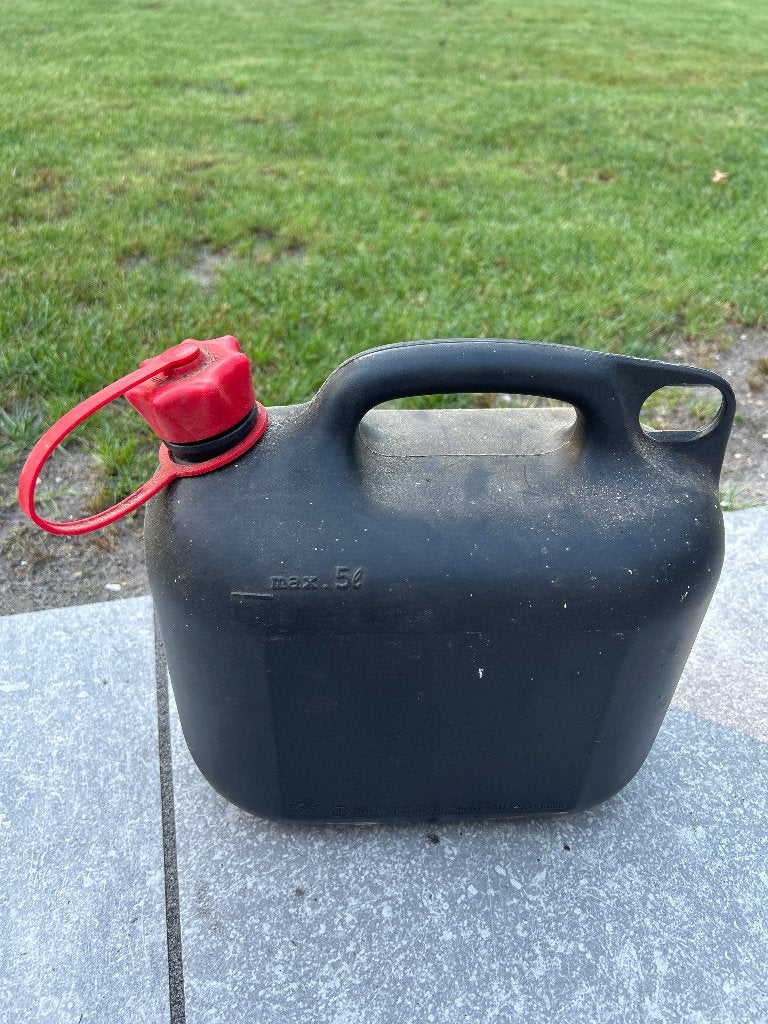 Jerrycan benzine, Ophalen