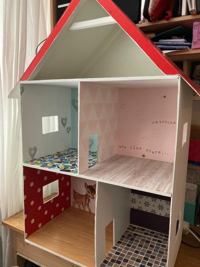 Uniek handgemaakt poppenhuis met 4 kamers, Ophalen, Zo goed als nieuw, Poppenhuis