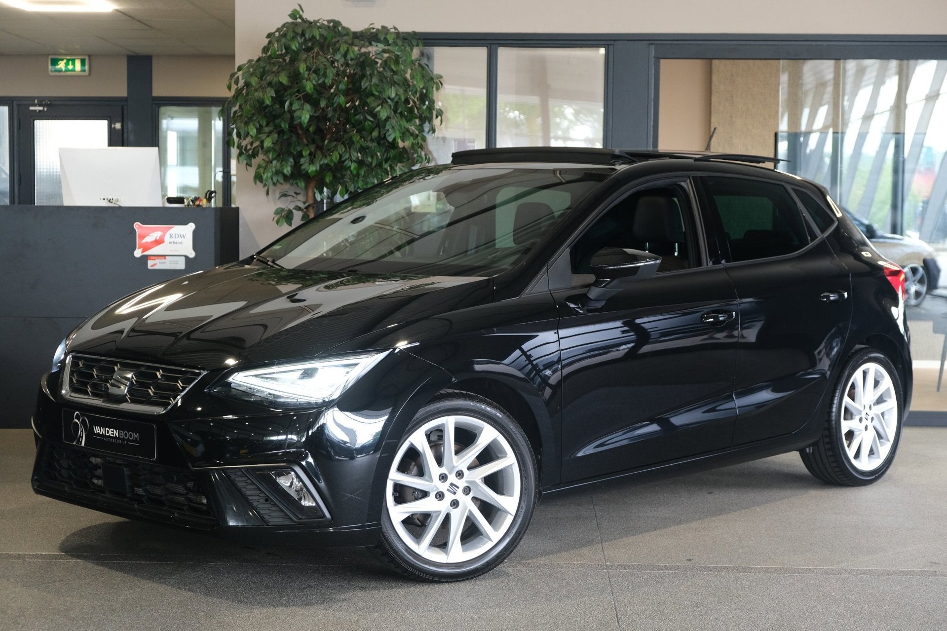 Seat Ibiza 1.0 EcoTSI FR 110PK Facelift Pano Cam Led Alcanta, Auto's, Seat, Voorwielaandrijving, Gebruikt, Zwart, 580 kg