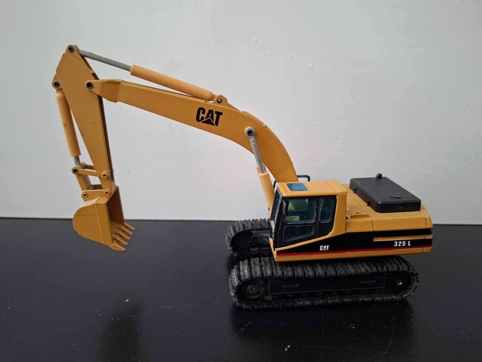 caterpillar shovel 325L 1:50, Ophalen of Verzenden