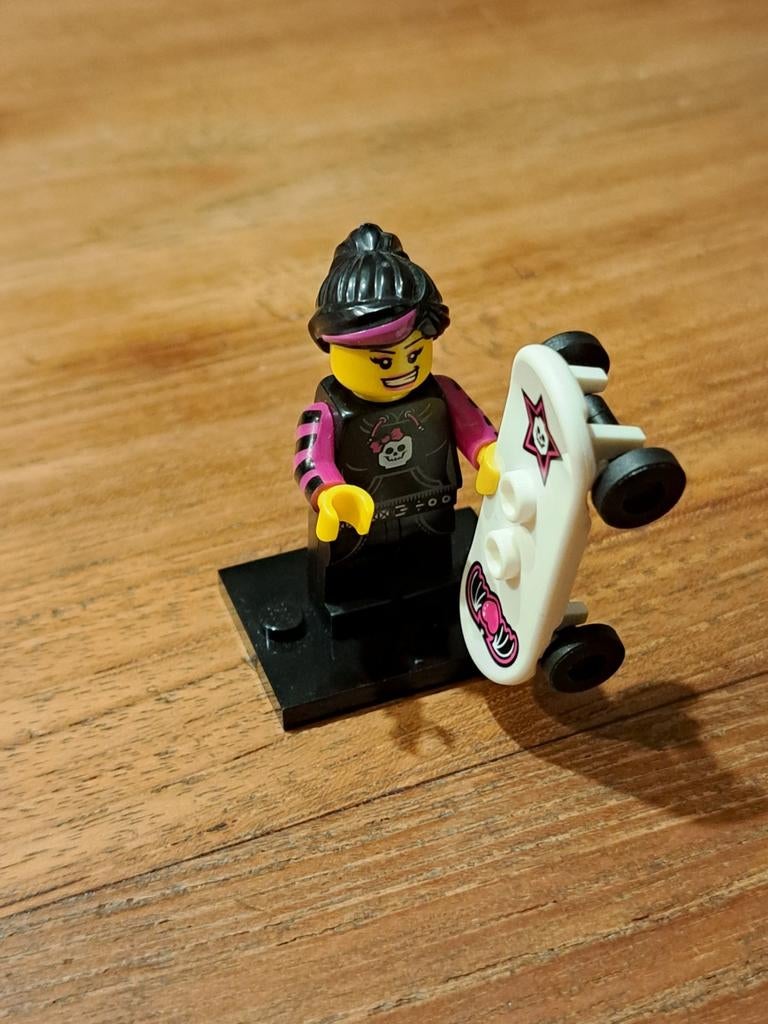 LEGO 8827 series 6 Minifiguur 'Skater Girl', Ophalen of Verzenden, Zo goed als nieuw