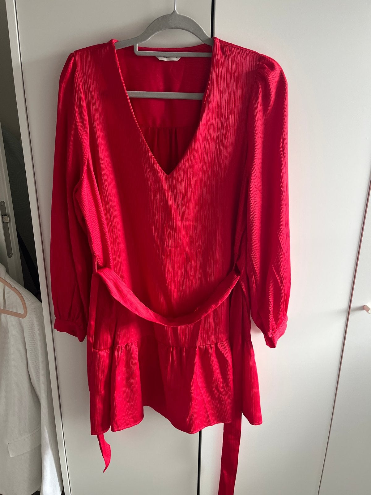 Rode jurk met lange mouwen en V-hals - Maat L, Maat 42/44 (L), Ophalen of Verzenden, Zo goed als nieuw, Boven de knie