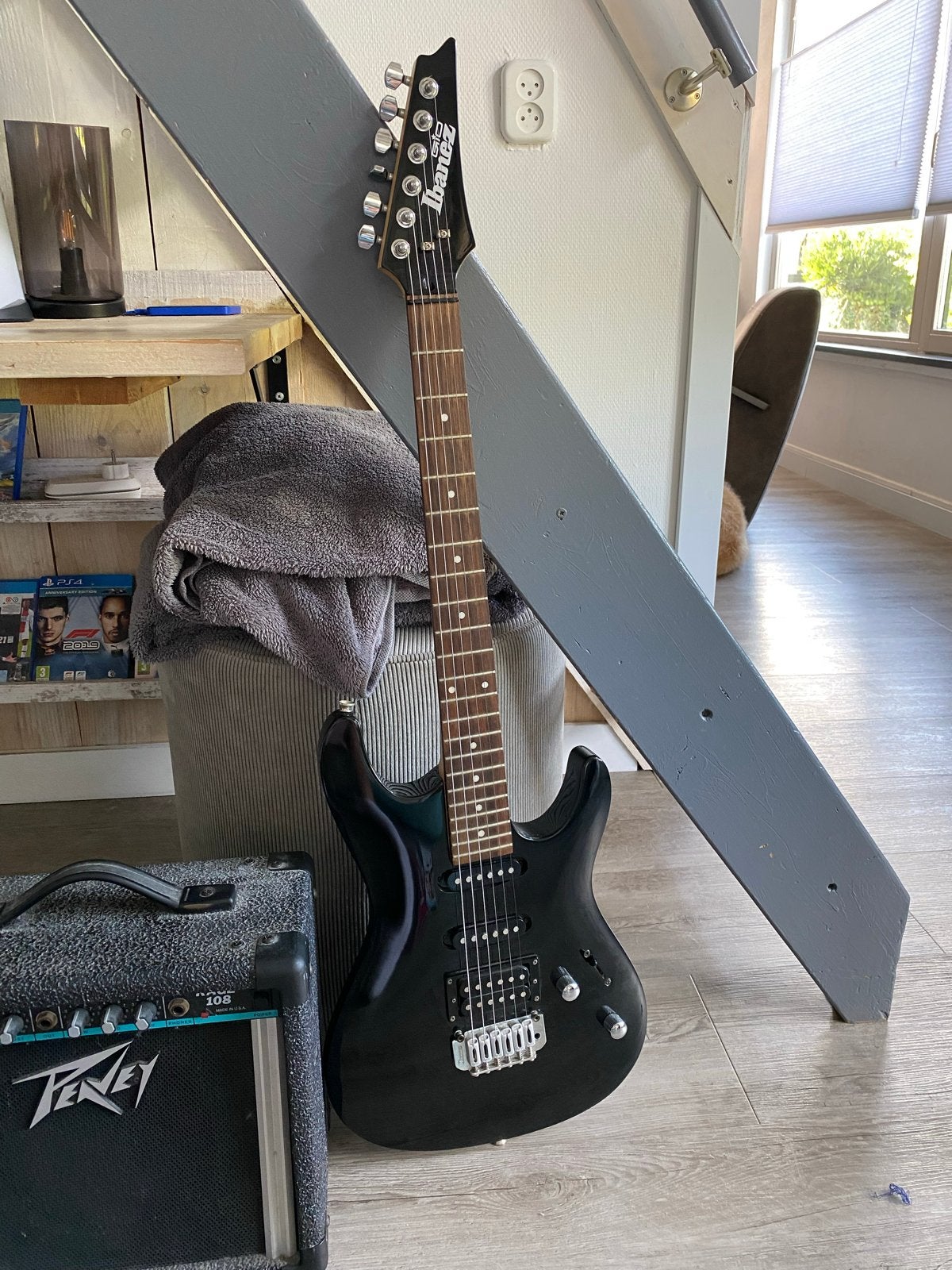 Ibanez gitaar met Peavey versterker en accessoires, Ophalen, Ibanez, Met versterker, Zo goed als nieuw
