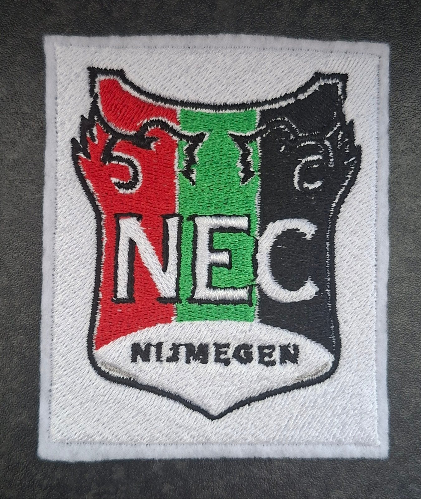 NEC Nijmegen logo patch - 9 x 8 cm, Hobby en Vrije tijd, Ophalen of Verzenden, Nieuw