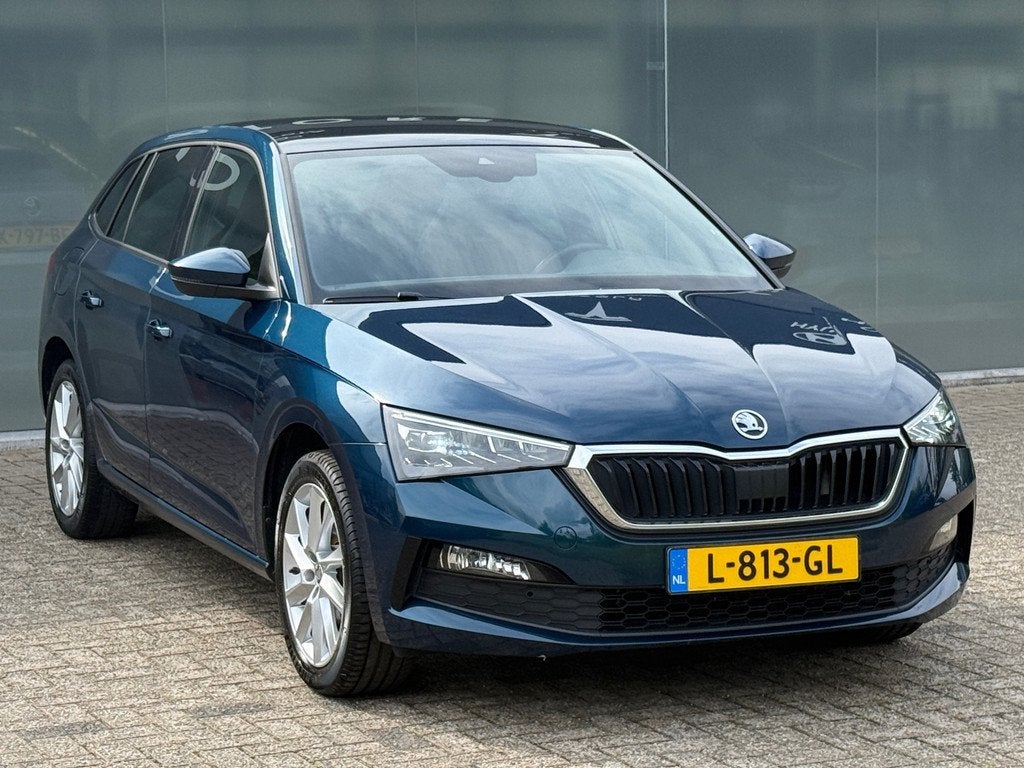 Skoda Scala 1.0 TSI 110PK DSG SPORT PANO|NAVI|CAMERA|CARPLAY, Auto's, Skoda, Gebruikt, Blauw, 620 kg, 49 €/maand