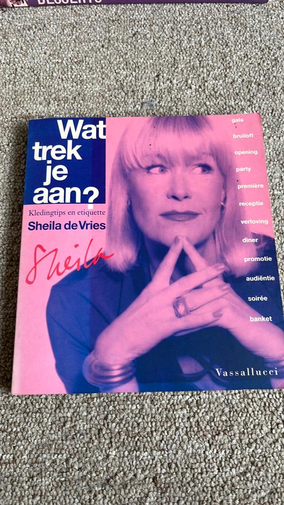 Wat trek je aan? Kledingtips en etiquette Sheila de Vries, Ophalen of Verzenden, Gelezen, Nederland