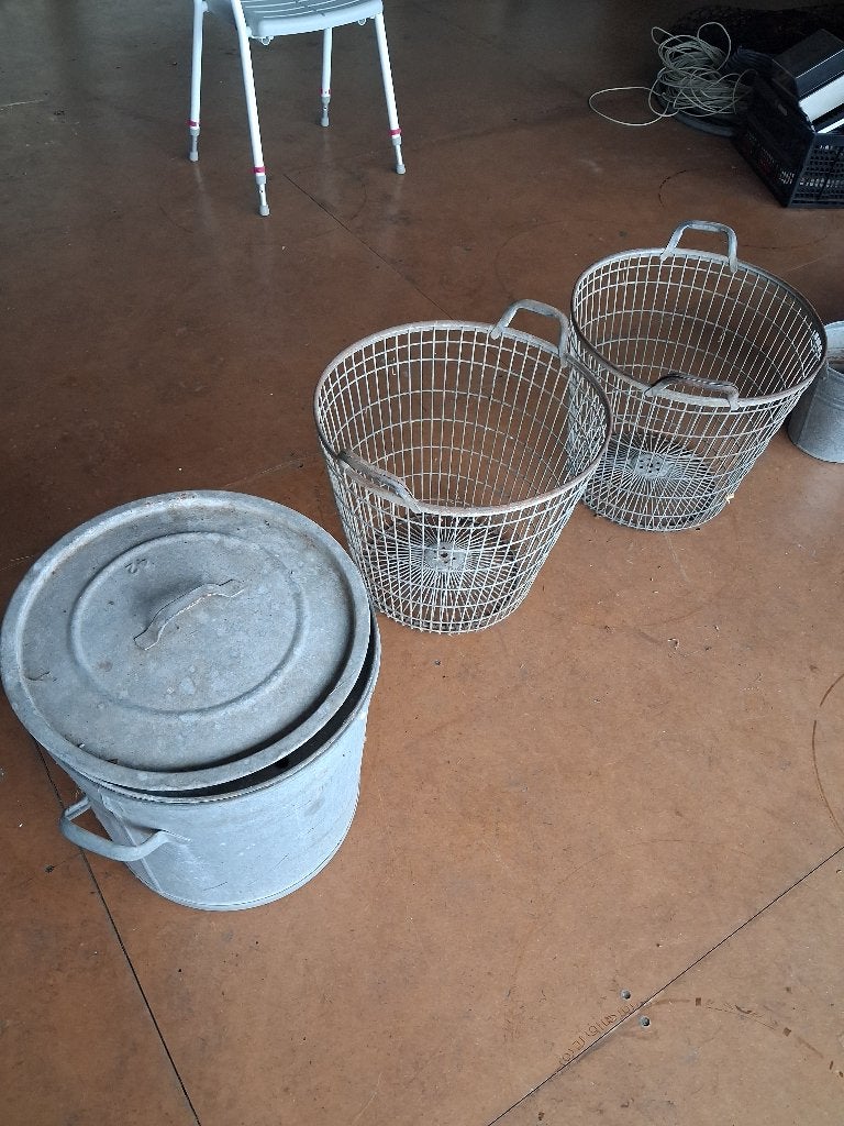 Zinken en verzinkte teilen emmers en draadmanden, Ophalen, Gebruikt, Rond, Metaal