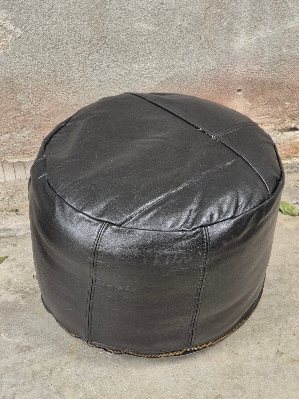 Mooie zwart leren poef. doorsnede 50 cm hoogte 33 cm, Ophalen, Leer, Zo goed als nieuw, 50 tot 75 cm