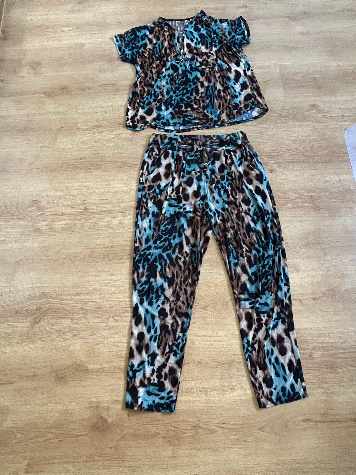 Set broek en shirt in Leopardprint met turquoise accenten, Kleding | Dames, Kostuum of Pak, Meerkleurig, Maat 42/44 (L), Ophalen of Verzenden