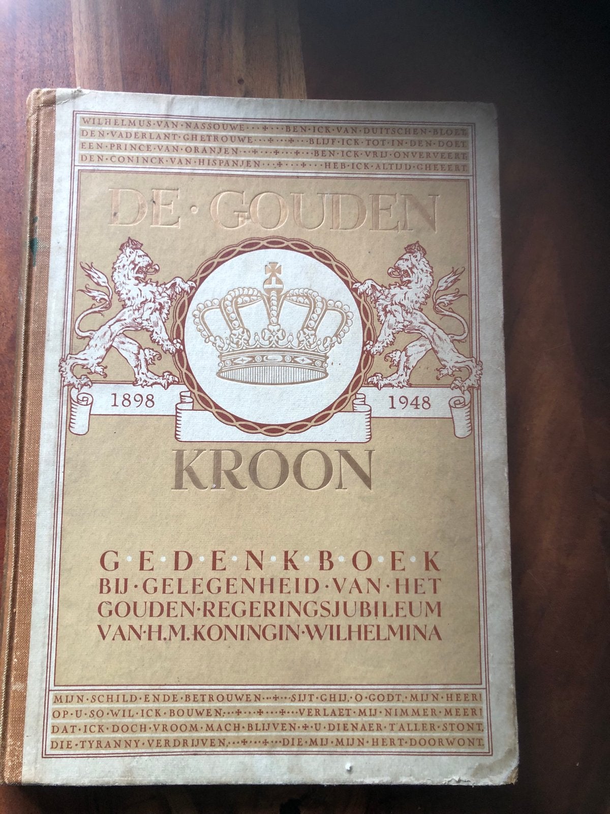 De Gouden Kroon Gedenkboek Koningin Wilhelmina 1898-1948, Boeken, Ophalen of Verzenden, 20e eeuw of later, Gelezen