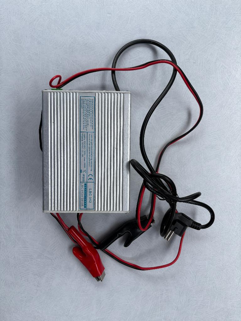 LBC 300 Acculader, Caravans en Kamperen, Caravan accessoires, Ophalen of Verzenden, Gebruikt