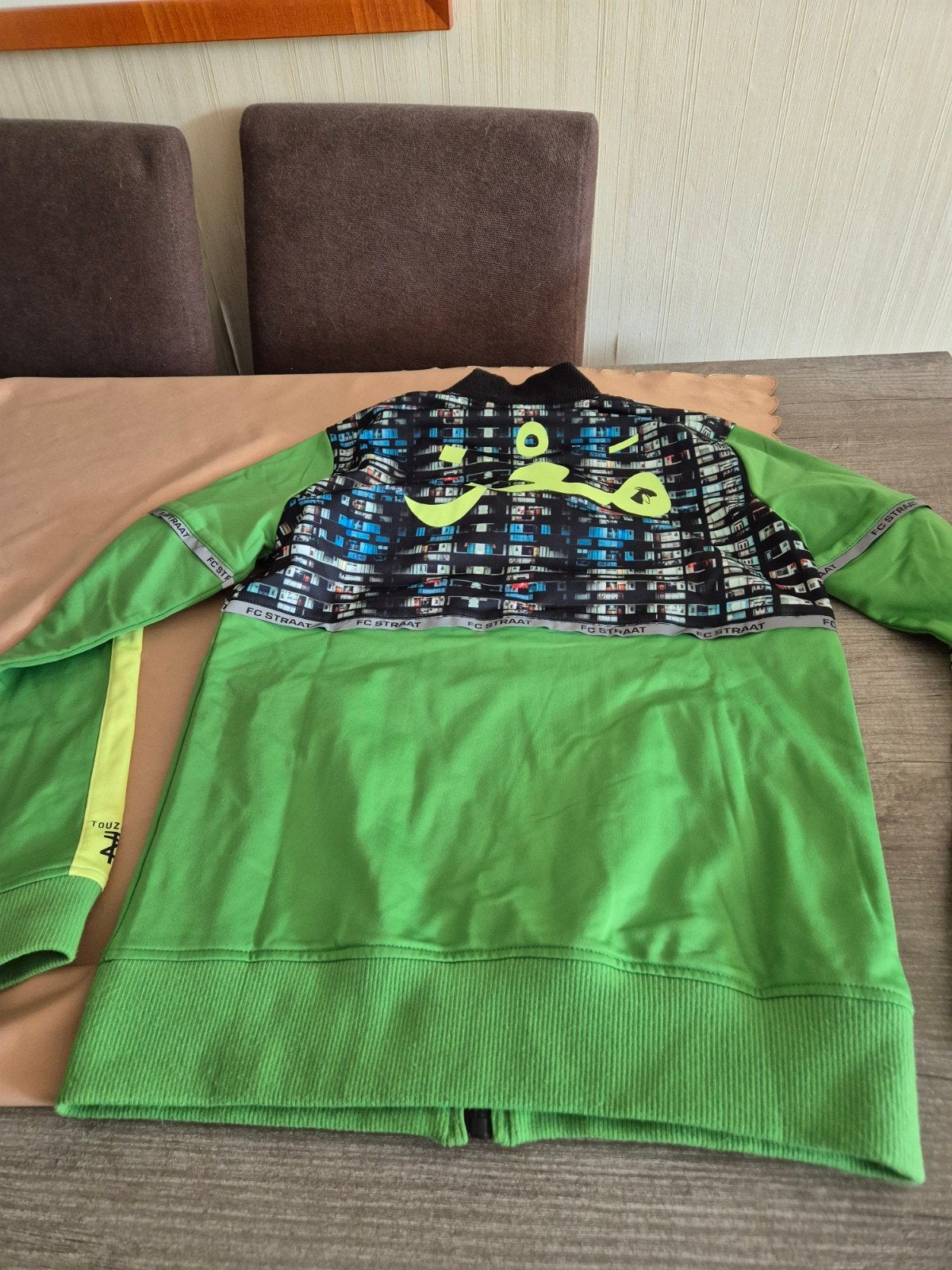 Touzani trainingsjas  maat 170/176, Ophalen