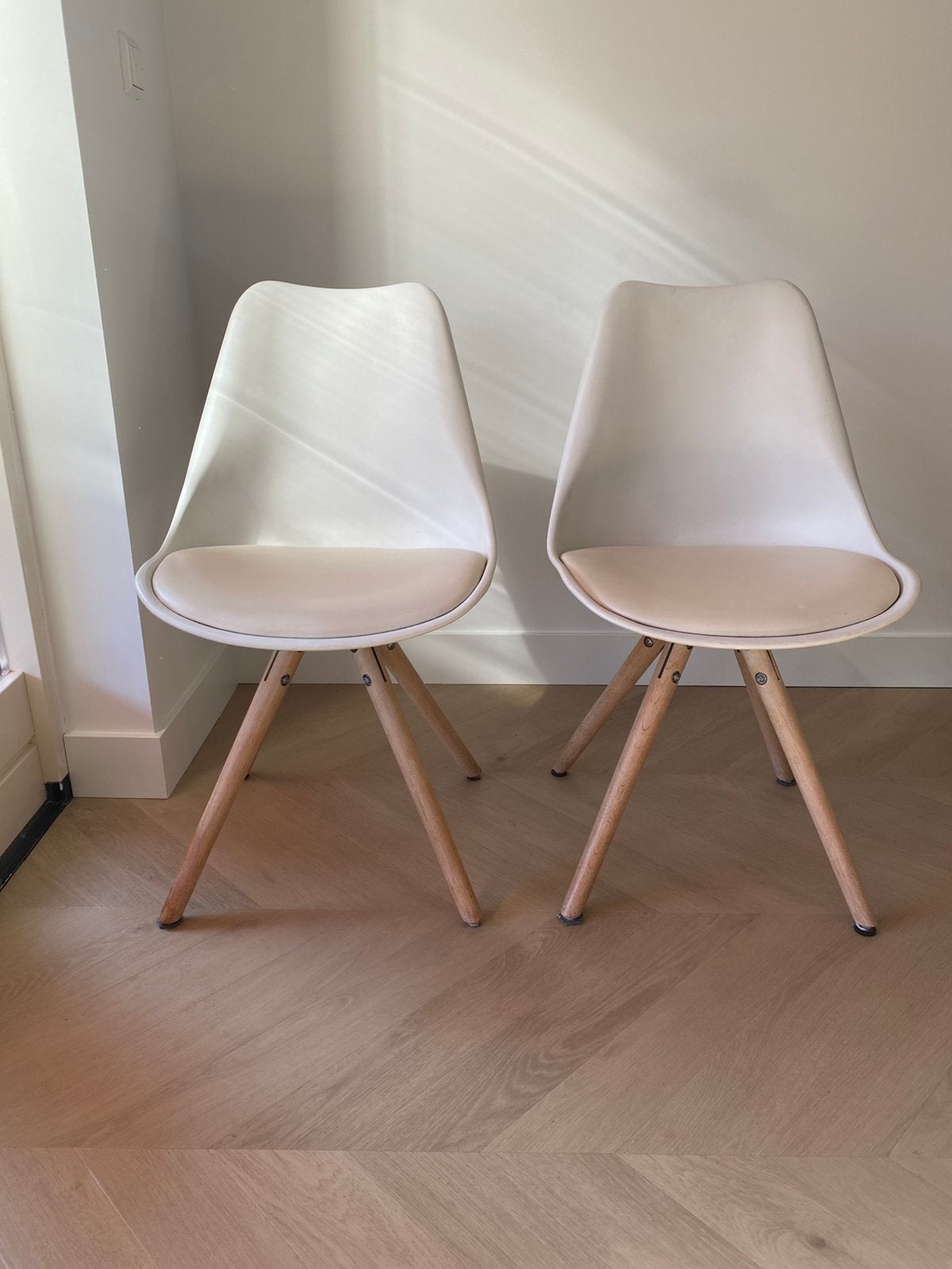 2 witte, half kuipje, stoelen, Ophalen, Kunststof, Gebruikt, Twee