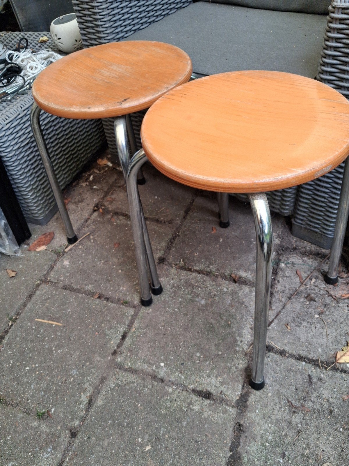 vintage Set van 2 houten krukjes met metalen onderstel, Ophalen of Verzenden, Gebruikt, Hout