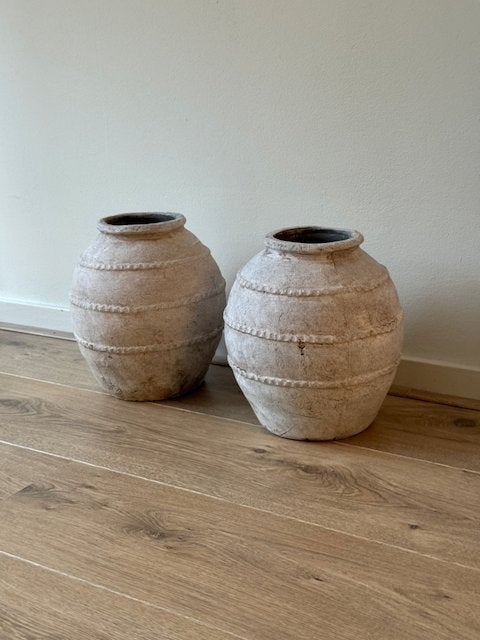2 grote terracotta vazen met reliëfringen, Huis en Inrichting, Ophalen, Zo goed als nieuw, Beige, Steen/keramiek