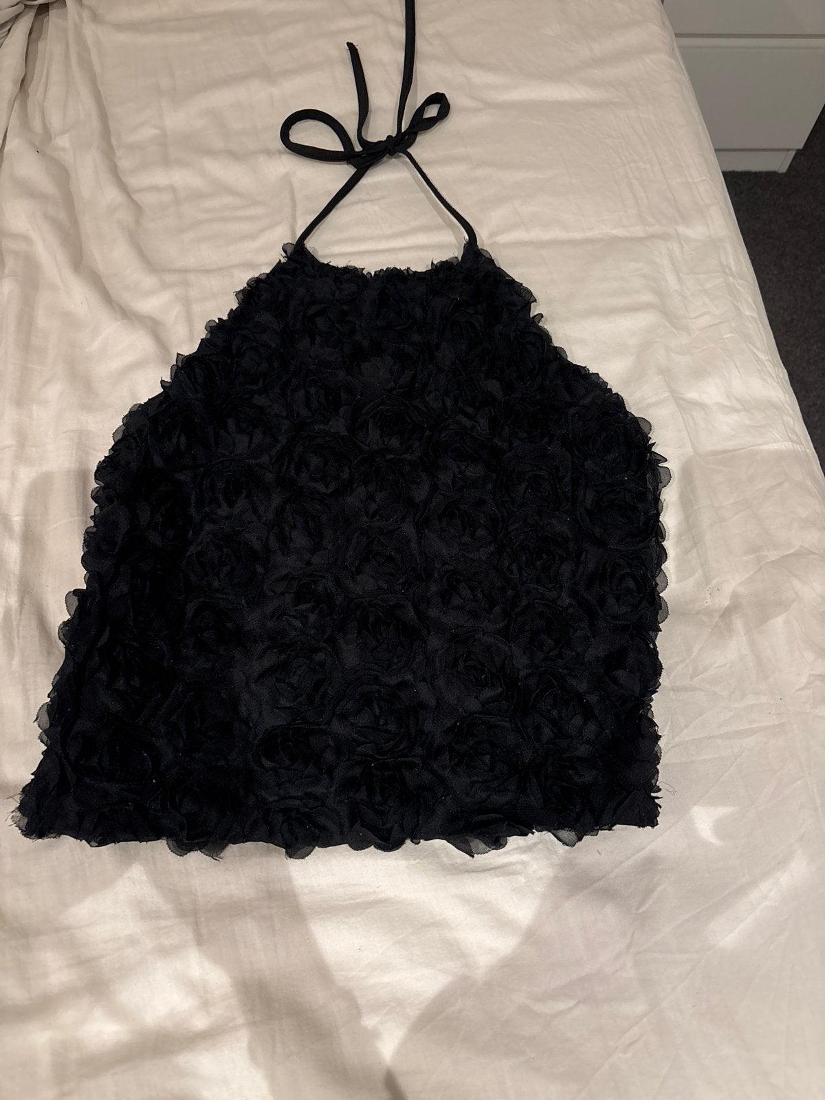 Zwarte haltertop met rozen - Nieuw, Kleding | Dames, Ophalen of Verzenden, Nieuw, Zwart, Zonder mouw