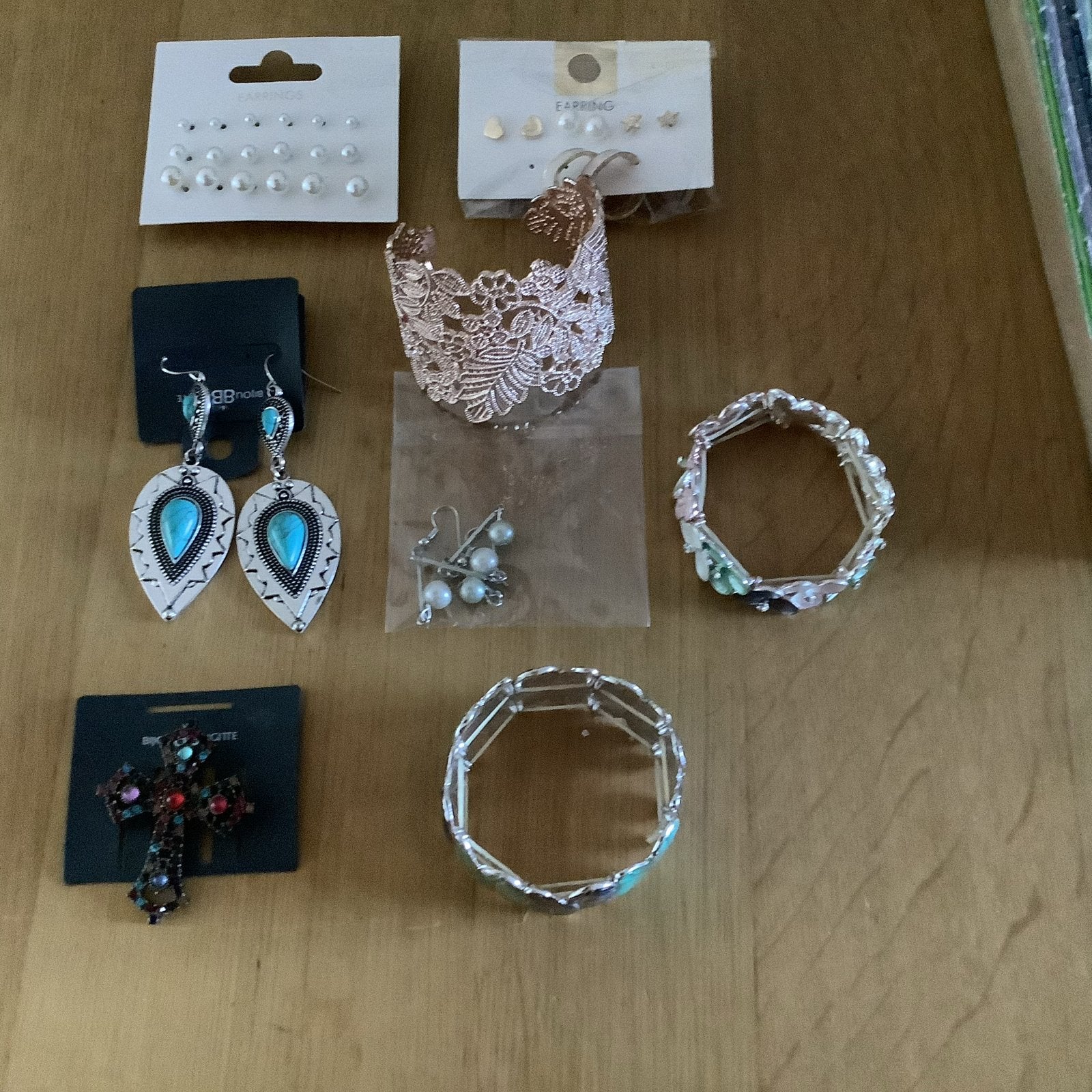 Partij sieraden: broches, armbanden en oorbellen, Overige materialen, Gebruikt, Overige kleuren, Ophalen of Verzenden