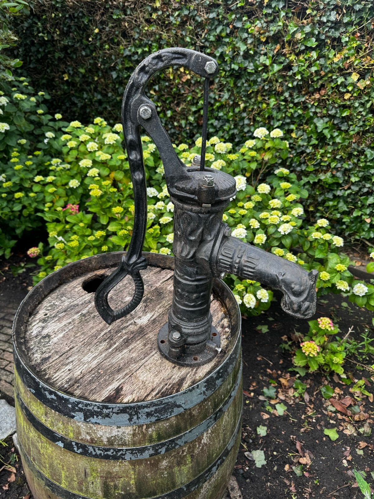 Decoratieve waterpomp met houten vat, Ophalen, Gebruikt