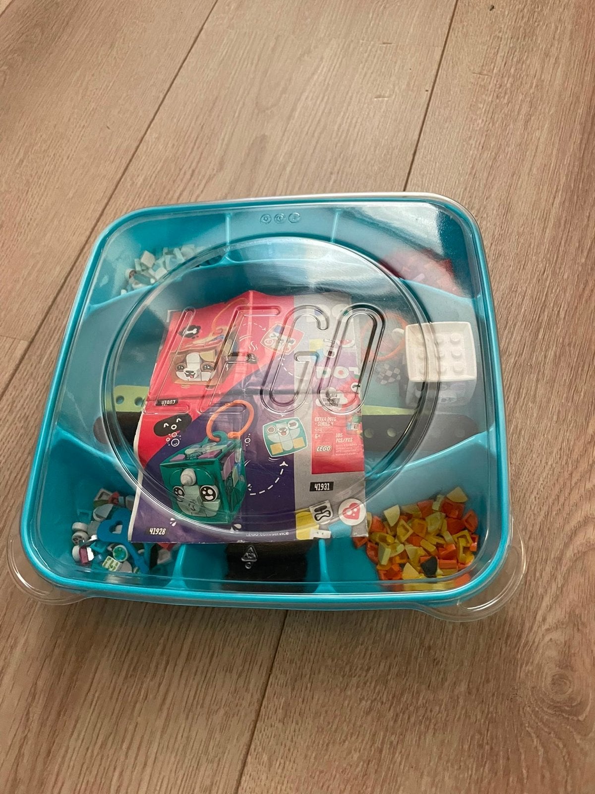 Lego Dots set met opbergdoos en armbandjes, Kinderen en Baby's, Speelgoed | Bouwstenen, Ophalen of Verzenden, Gebruikt