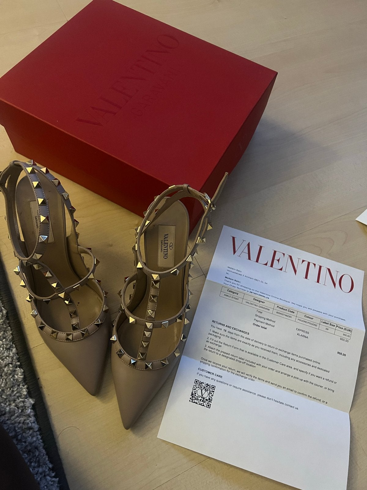 Valentino Garavani Rockstud Sandalen - Maat 39.5, Ophalen of Verzenden, Gedragen, Beige, Sandalen of Muiltjes