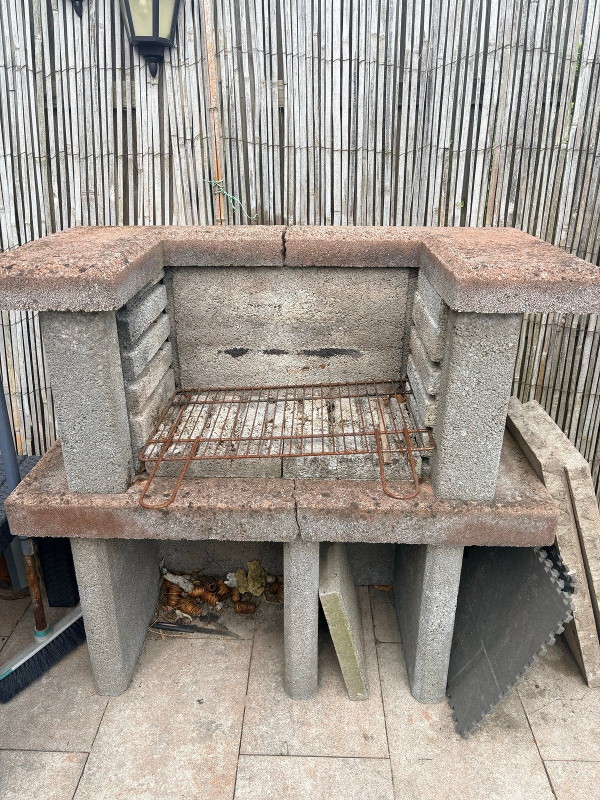 GRATIS. Robuuste stenen barbecue voor buiten, Ophalen, Gebruikt